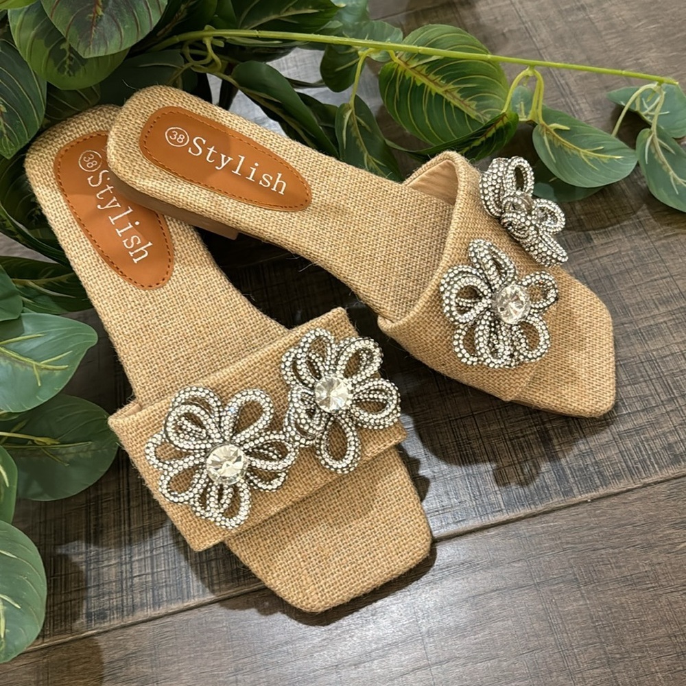 NWT FLOWER EMBELLISHED CRYSTAL SLIPPERS SIZE 8